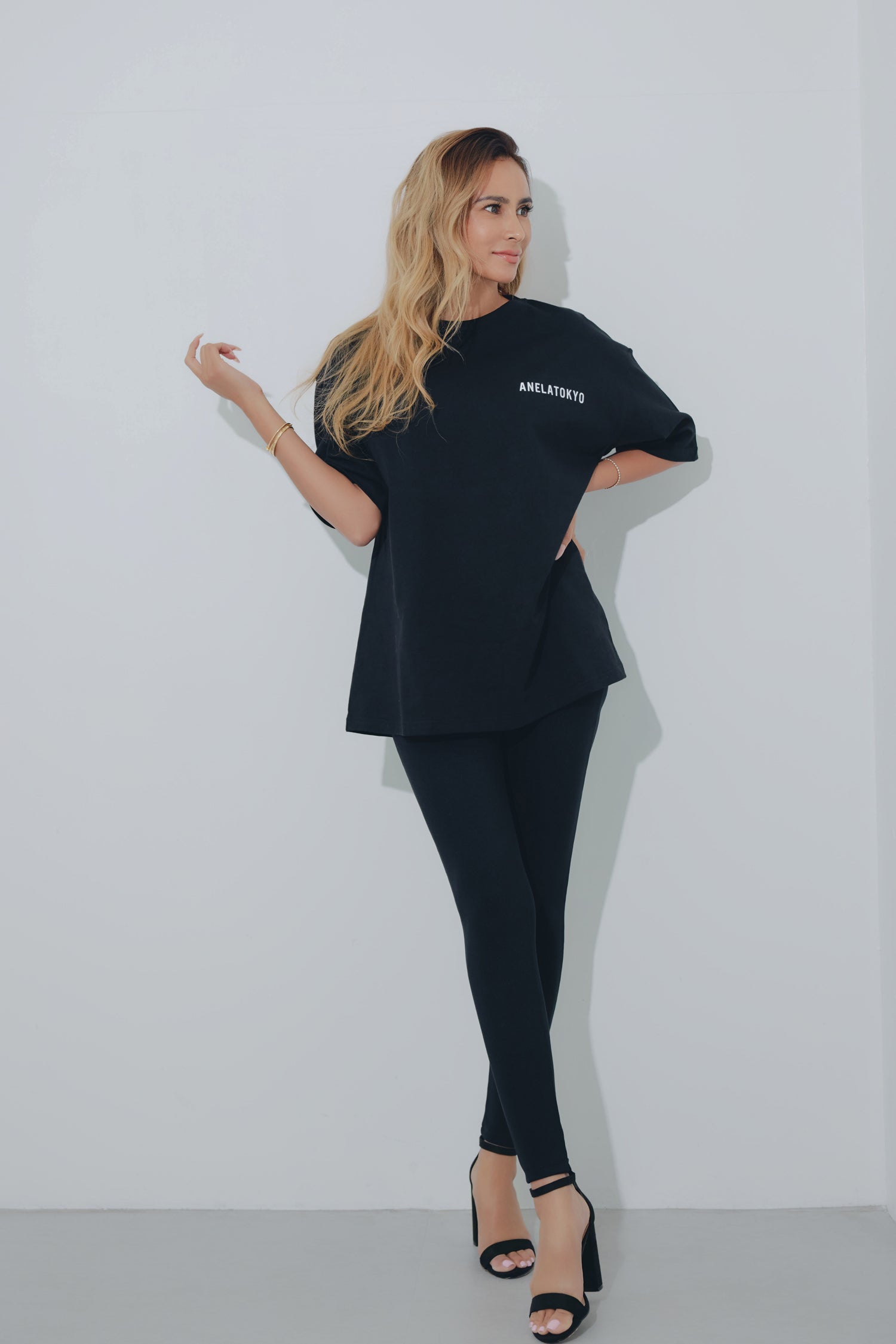 【先行予約10%OFF】ANELATOKYO アラビックロゴ Tシャツ