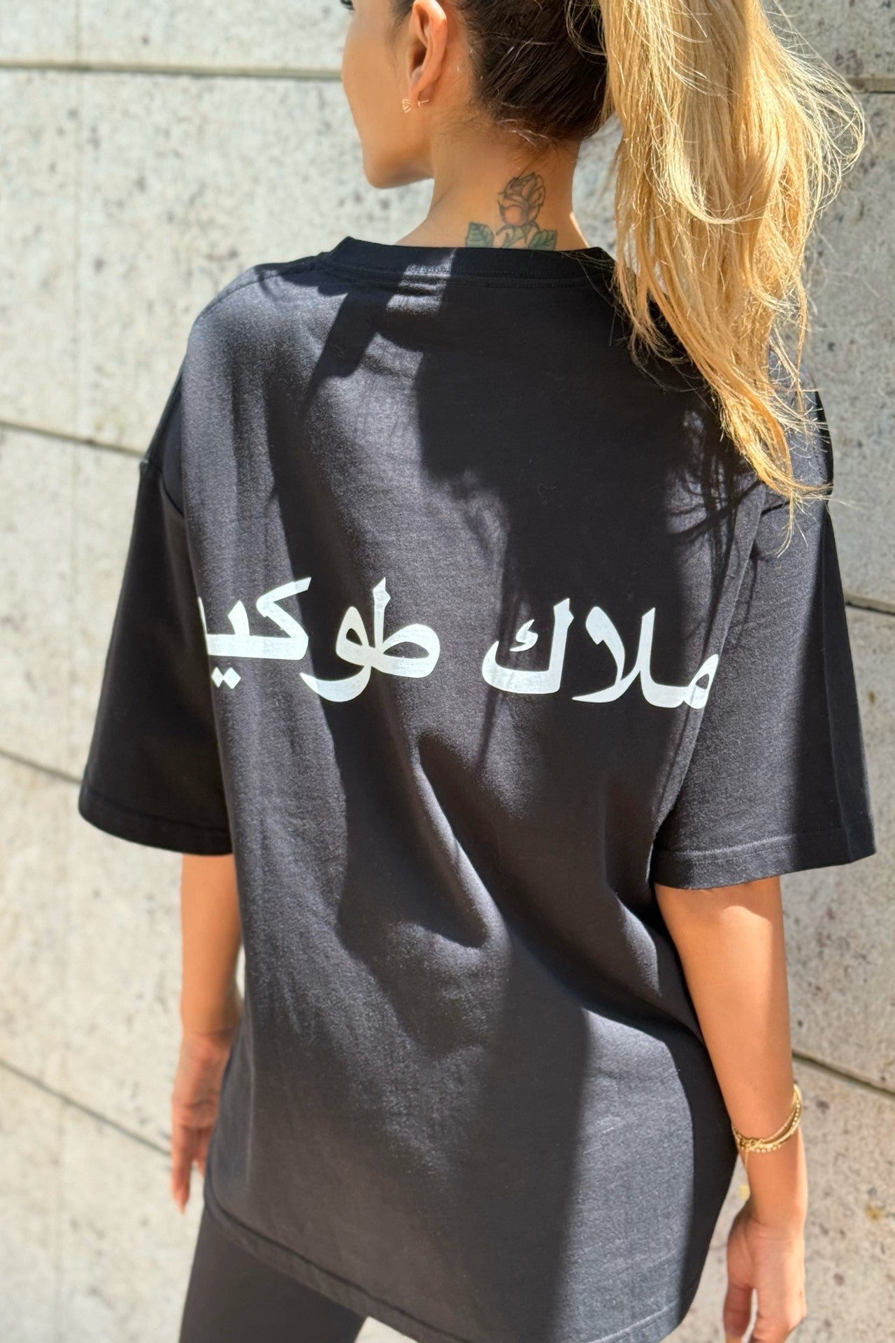 【先行予約10%OFF】ANELATOKYO アラビックロゴ Tシャツ