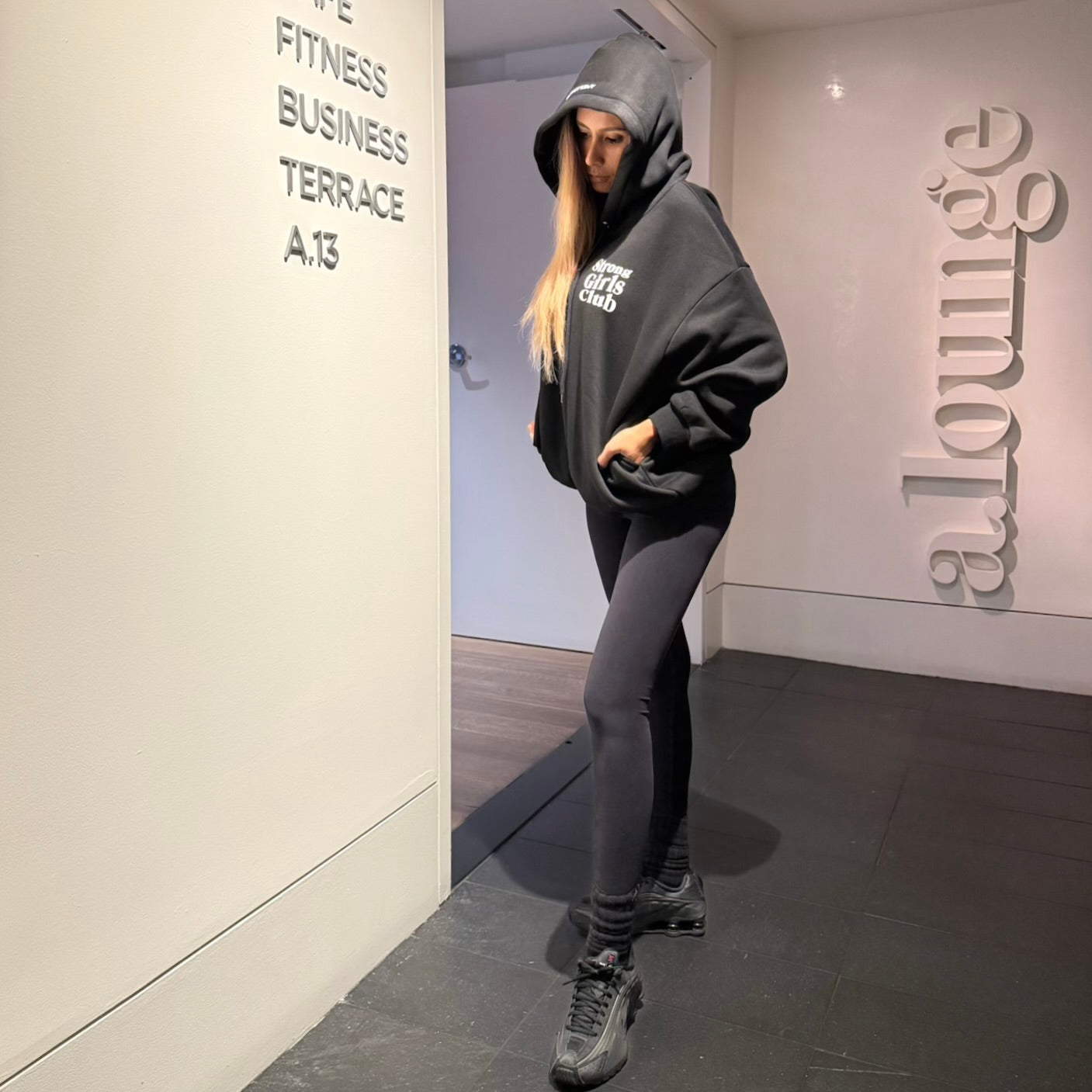 【受注販売】Strong Girls Club ｘ ANELATOKYO フーディ