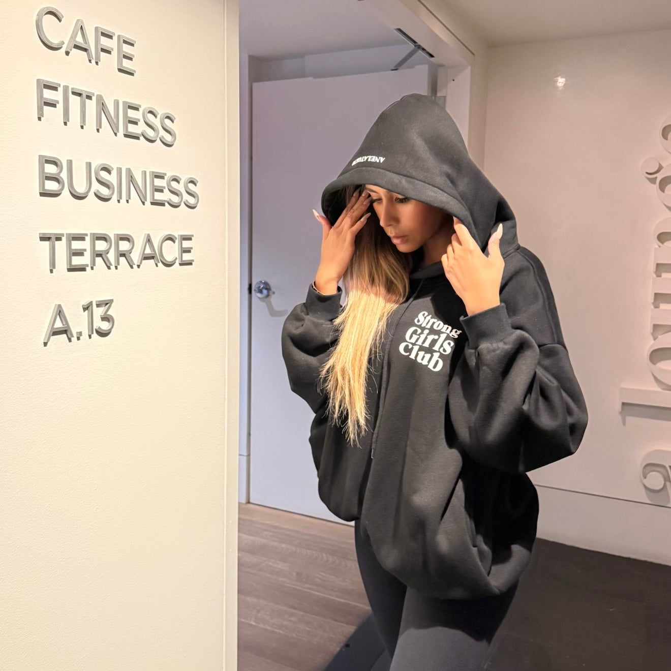 【受注販売】Strong Girls Club ｘ ANELATOKYO フーディ