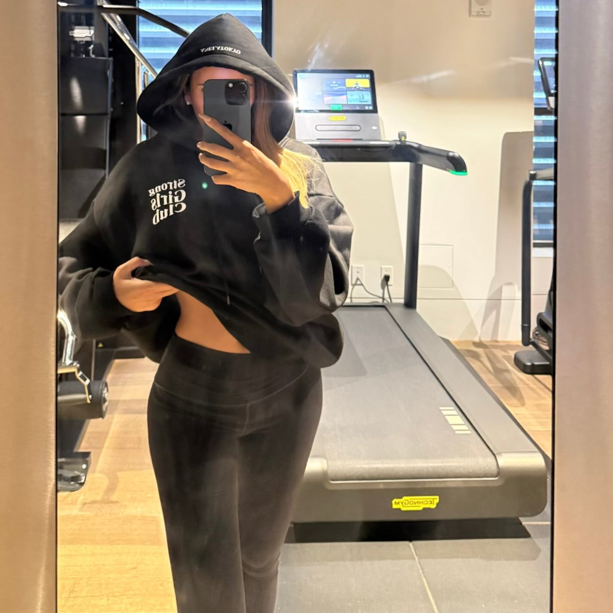 【受注販売】Strong Girls Club ｘ ANELATOKYO フーディ