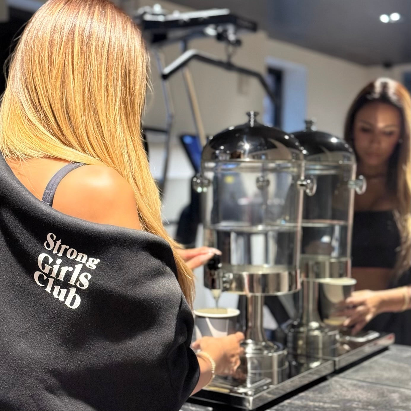 【受注販売】Strong Girls Club ｘ ANELATOKYO フーディ